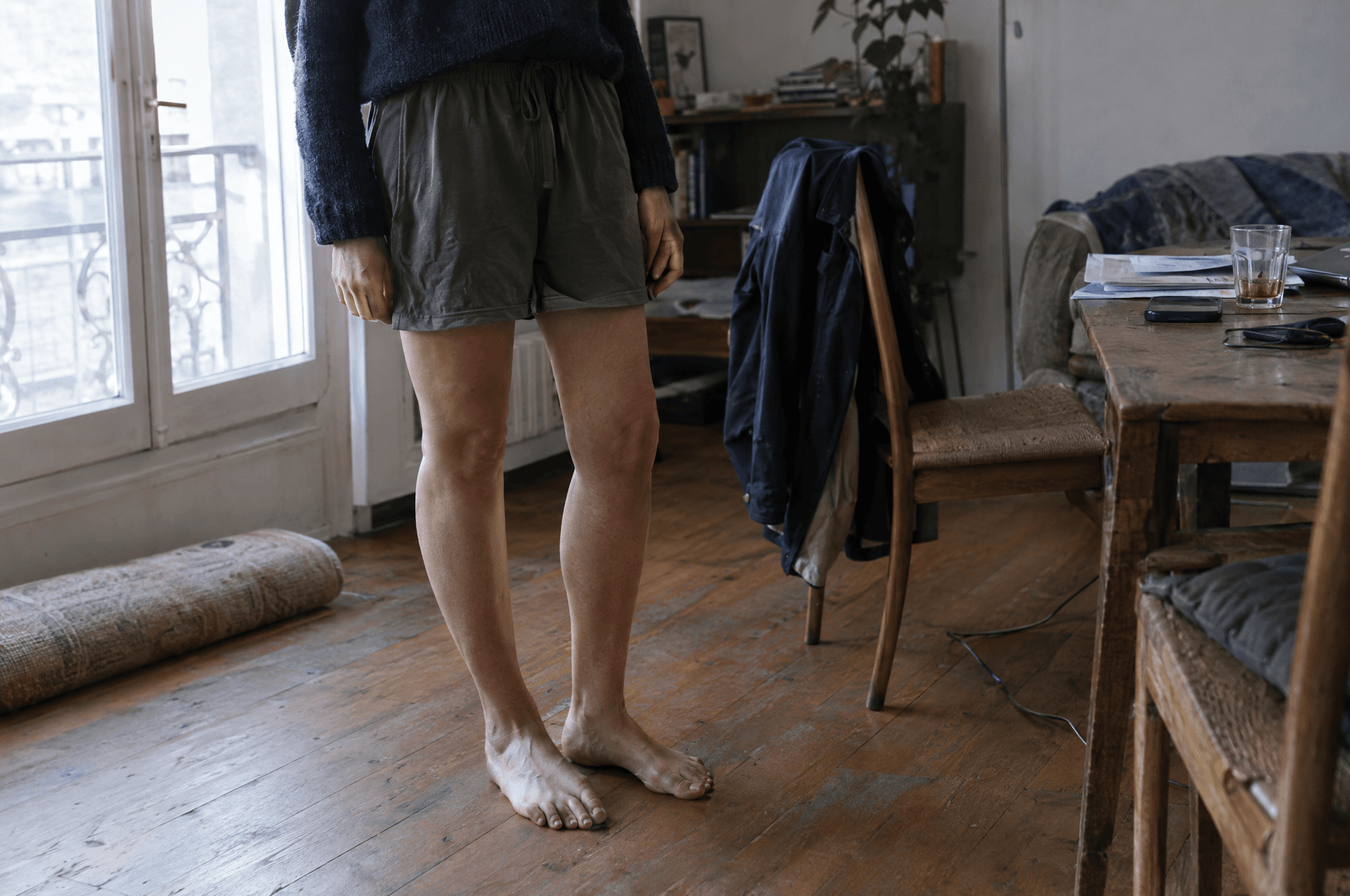 Des pieds nus posés à plat sur un parquet.