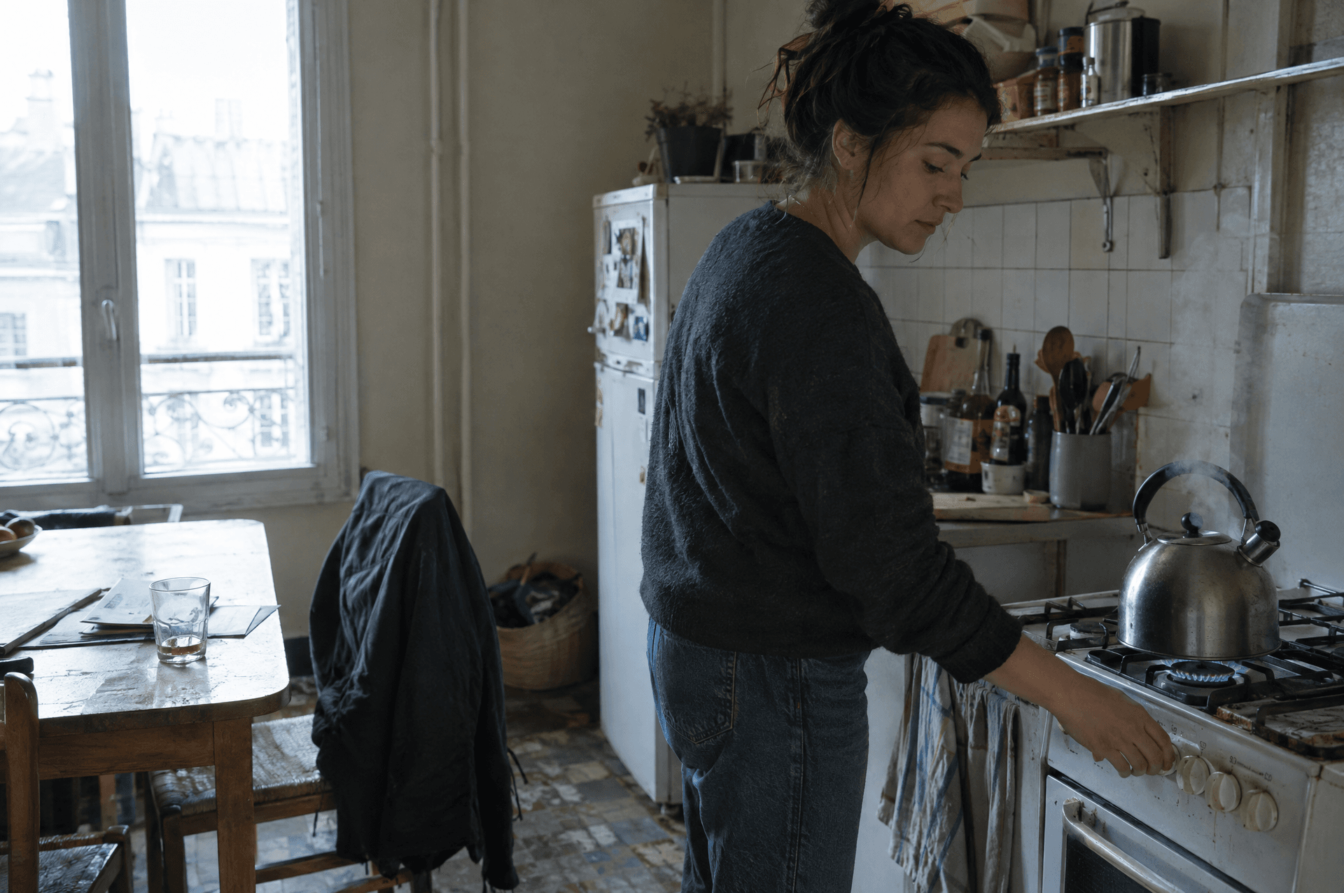 Une main qui éteint une bouilloire qui commence à bouillir.